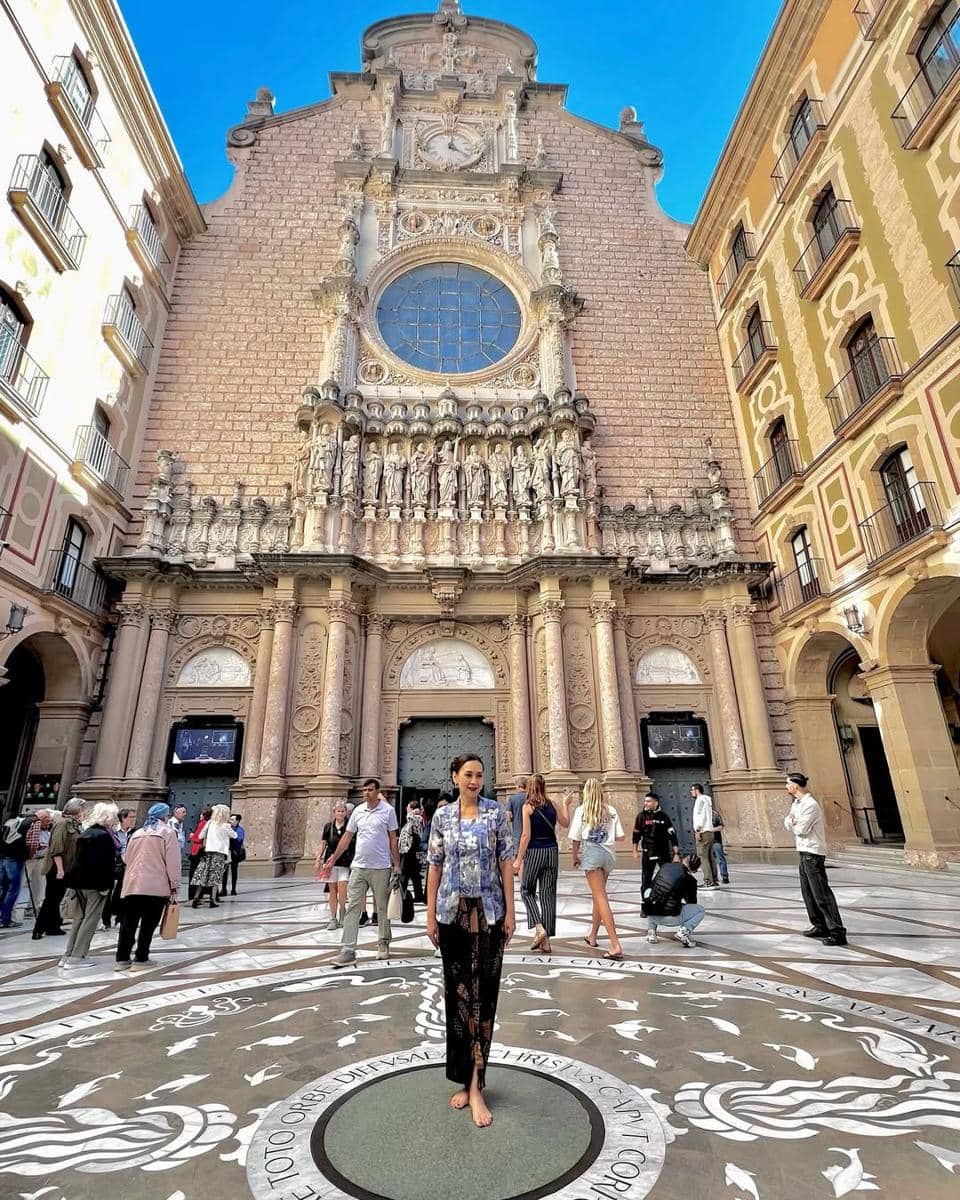 Ira Wibowo jalan-jalan di Gunung Montserrat