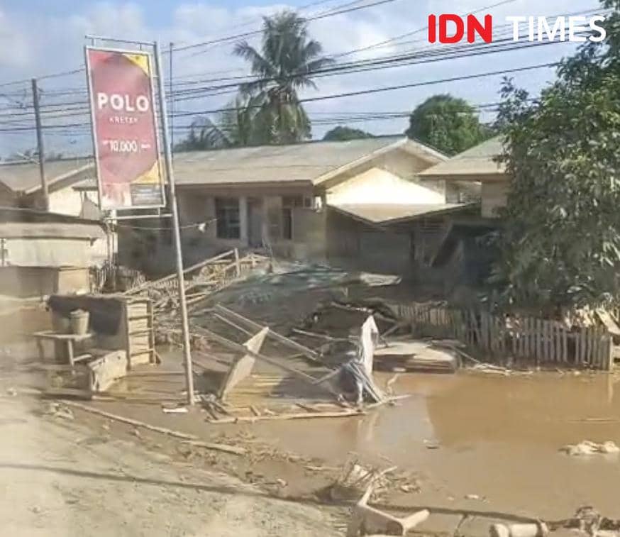 Suasana perjalanan dari Medan ke Aceh Tamiang, Jumat (5/12/2025) (IDN Times/Prayugo Utomo)