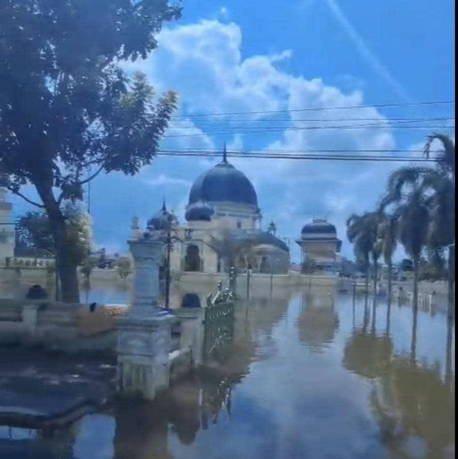 Masjid Azizi Tanjungpura, Langkat masih digenangi air (dok warga untuk IDN Times)