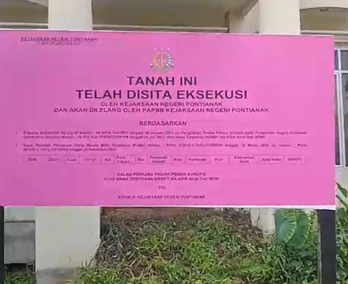 Tim memasang plang penyitaan aset.