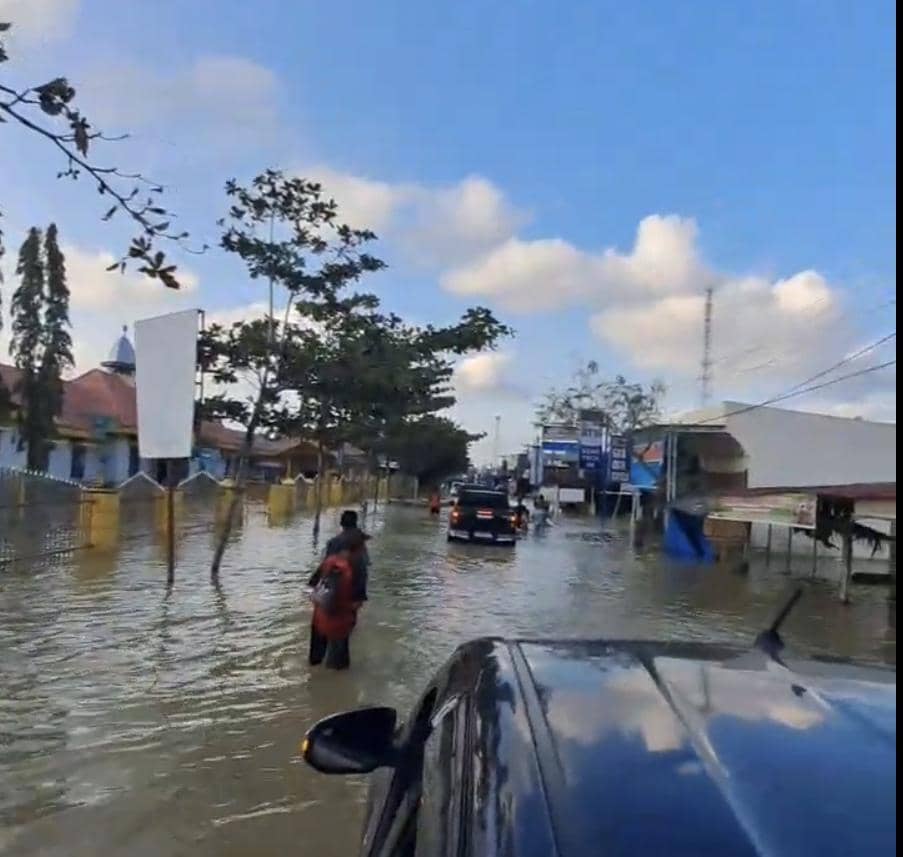 Kondisi jalanan di Tanjungpura, Langkat masih digenangi air (dok warga untuk IDN Times)