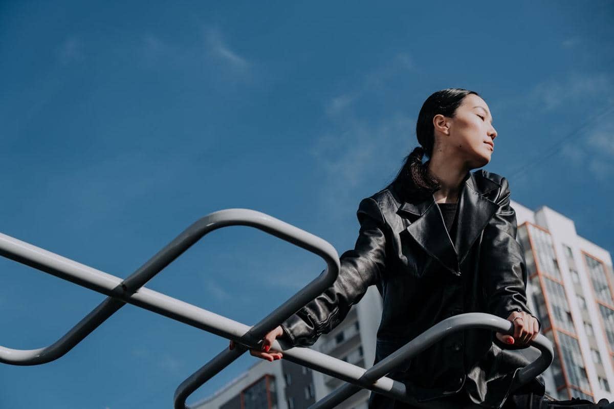 ilustrasi cewek mengenakan jaket kulit