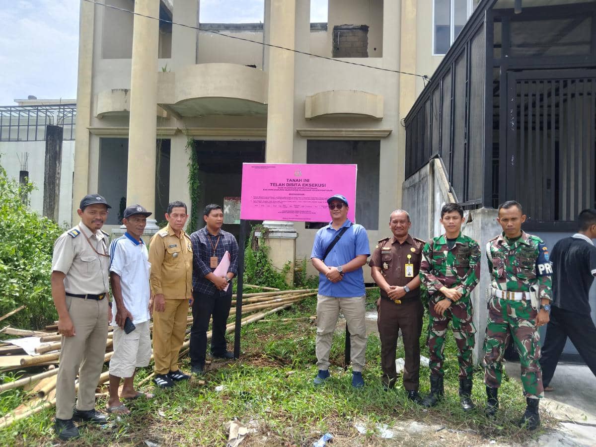 Jaksa sita aset koruptor di Pontianak.