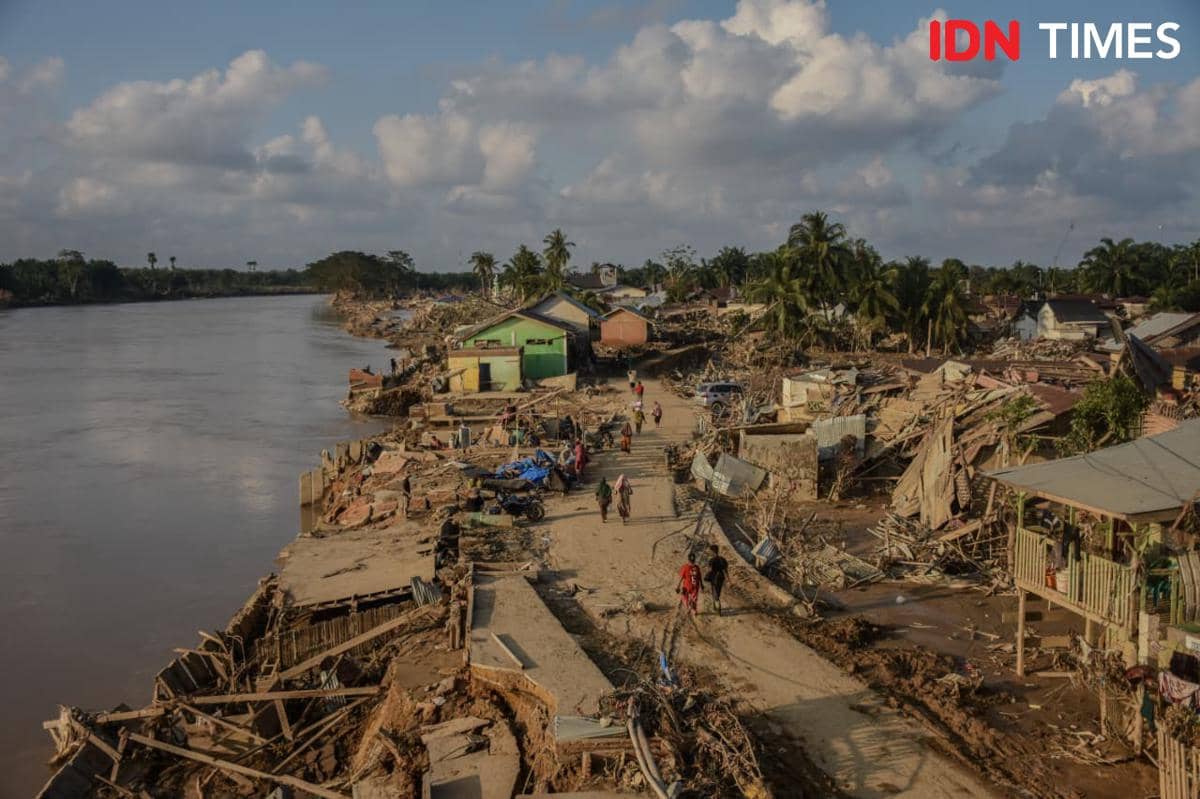 Pemandangan Aceh Tamiang dari udara, Jumat (5/12/2025) setelah dihantam banjir bandang dan longsor (IDN Times/Prayugo Utomo)
