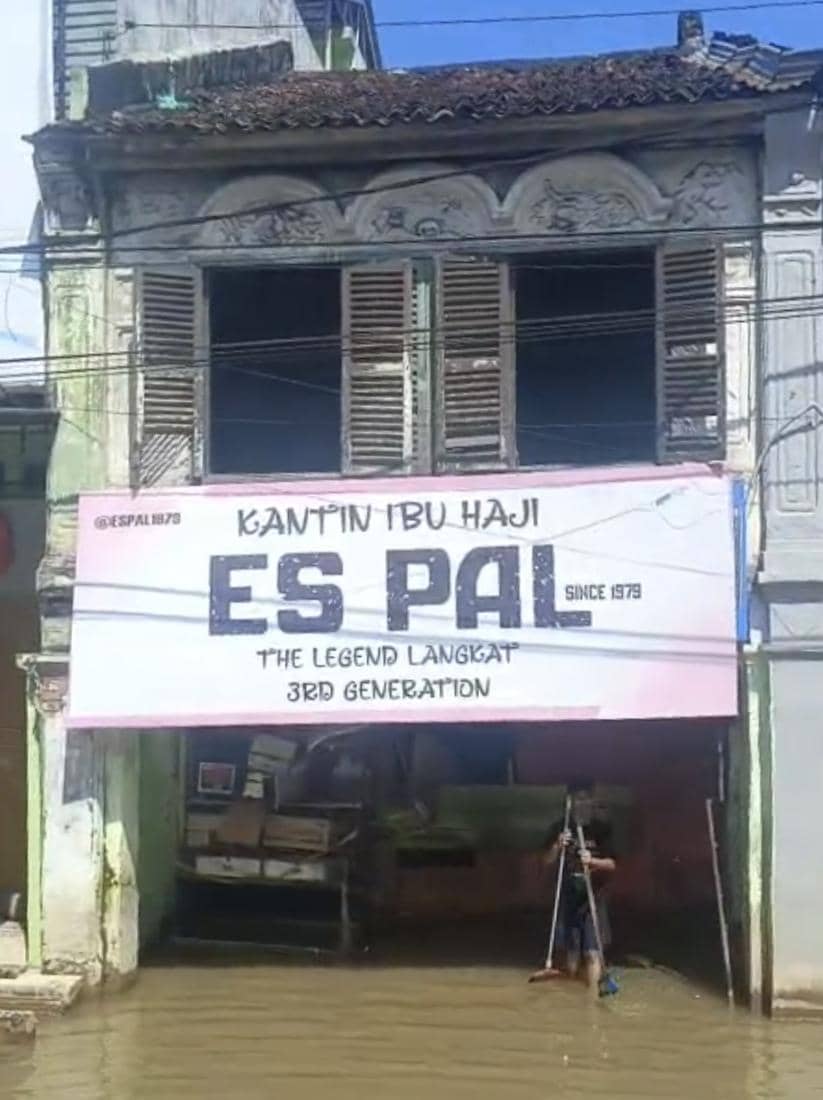 Sebuah kedai di Tanjungpura, Langkat masih digenangi air (dok warga untuk IDN Times)
