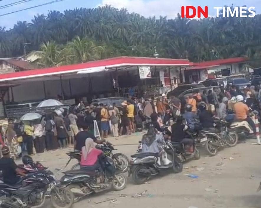 Antrean BBM di SPBU Aceh Tamiang, Jumat (5/12/2025) (IDN Times/Prayugo Utomo)