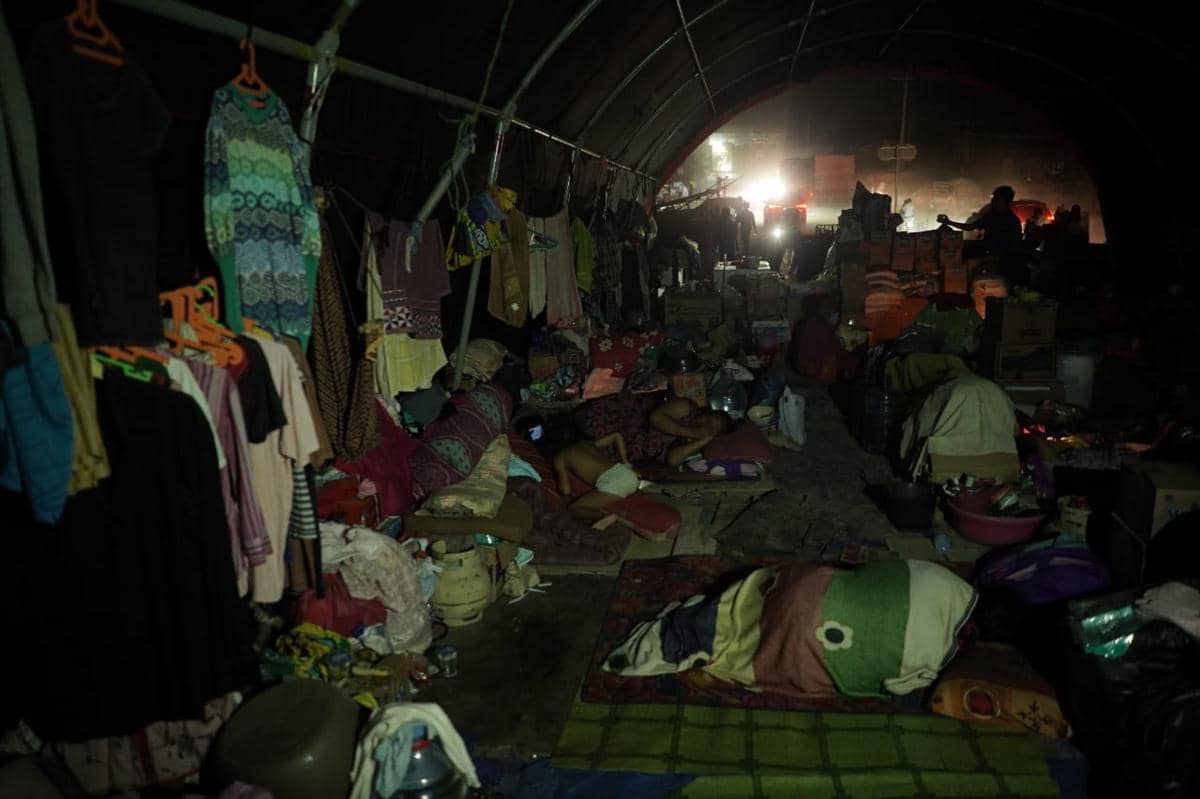 Kondisi pengungsian di Jembatan Sungai Tamiang, Kecamatan Kuala Simpang, Kabupaten Aceh Tamiang, Aceh, Sabtu (6/12/2025) malam. (Saddam Husein for IDN Times)