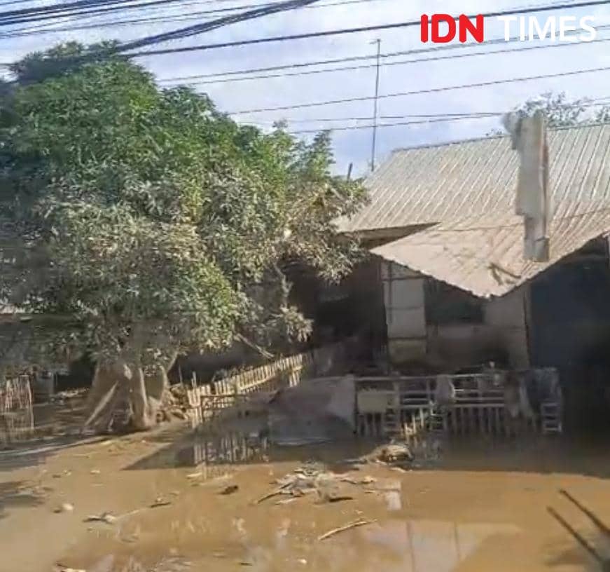 Suasana perjalanan dari Medan ke Aceh Tamiang, Jumat (5/12/2025) (IDN Times/Prayugo Utomo)