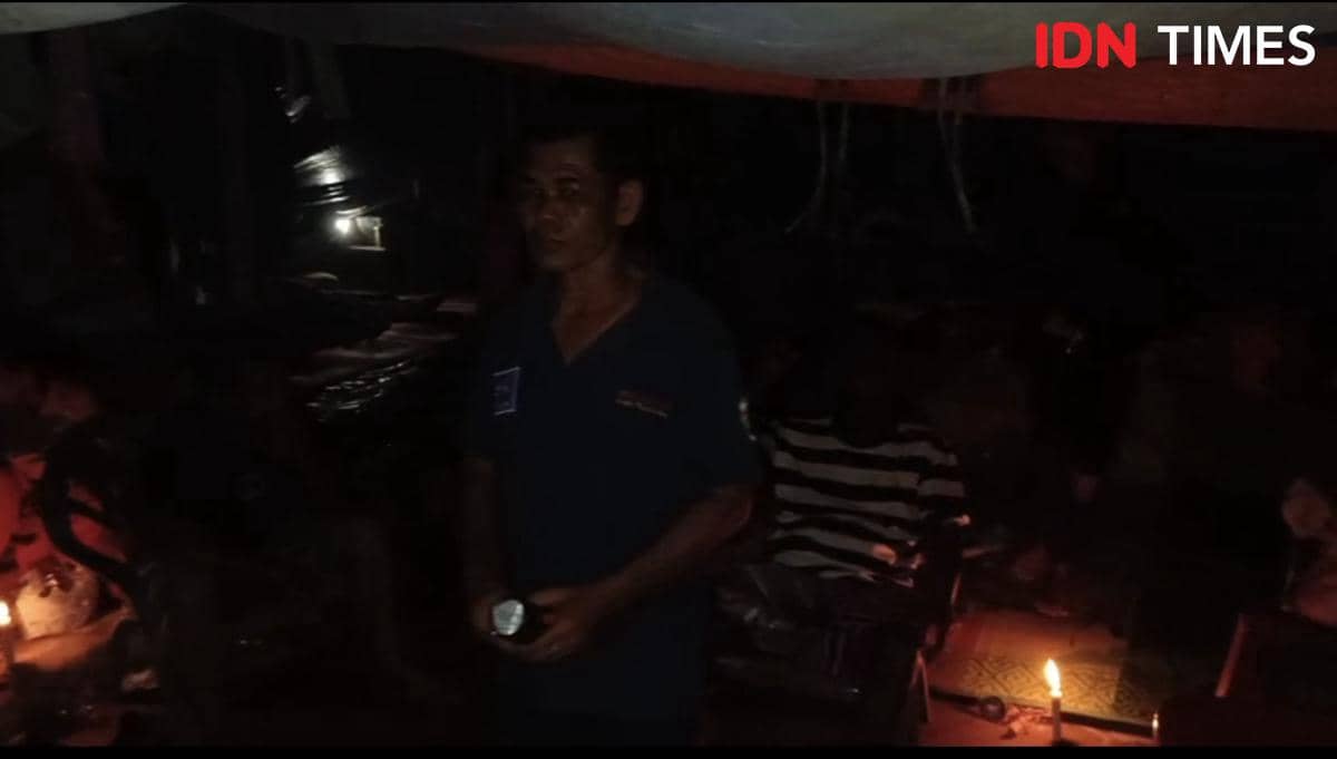 Kondisi pengungsian di Jembatan Sungai Tamiang, Kecamatan Kuala Simpang, Kabupaten Aceh Tamiang, Aceh, Sabtu (6/12/2025) malam. (IDN Times/Prayugo Utomo)