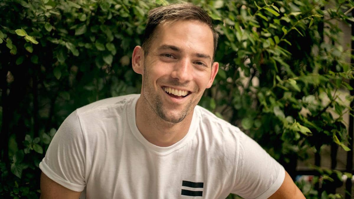 ilustrasi cowok tersenyum