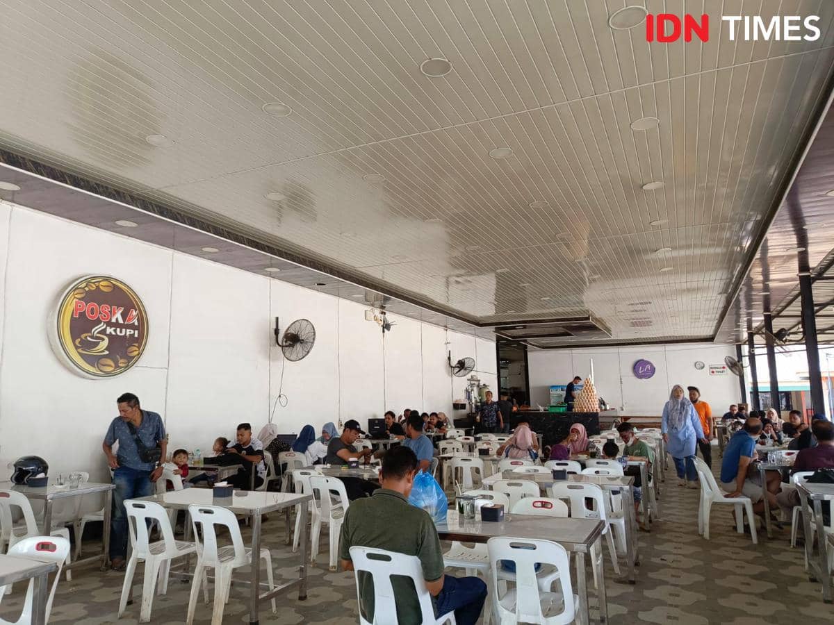 Suasana Kedai Kopi di Kota Langsa, Sabtu (6/12/2025) (IDN Times/Prayugo Utomo)