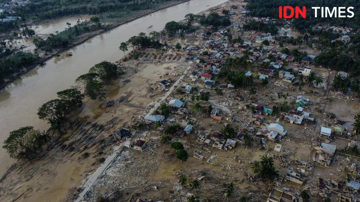 Pemandangan Aceh Tamiang dari udara, Jumat (5/12/2025) setelah dihantam banjir bandang dan longsor (IDN Times/Prayugo Utomo)