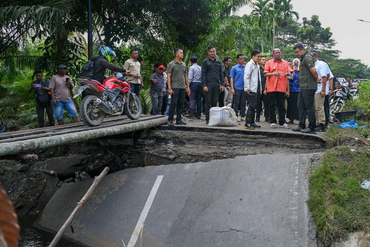 Gubernur Sumut Bobby Nasution meninjau ruas jalan Tanjungberingin Langkat yang ambruk (dok.Pemprov Sumut)