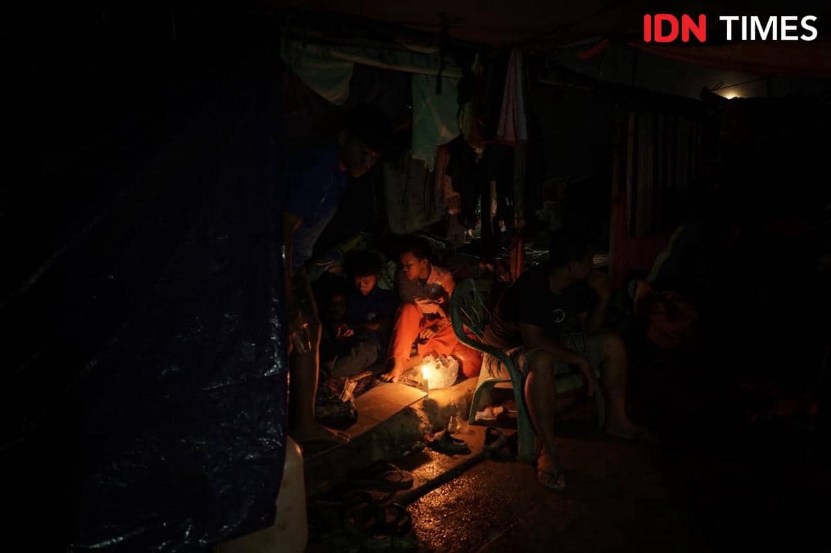 Kondisi pengungsian di Jembatan Sungai Tamiang, Kecamatan Kuala Simpang, Kabupaten Aceh Tamiang, Aceh, Sabtu (6/12/2025) malam. (Saddam Husein for IDN Times)