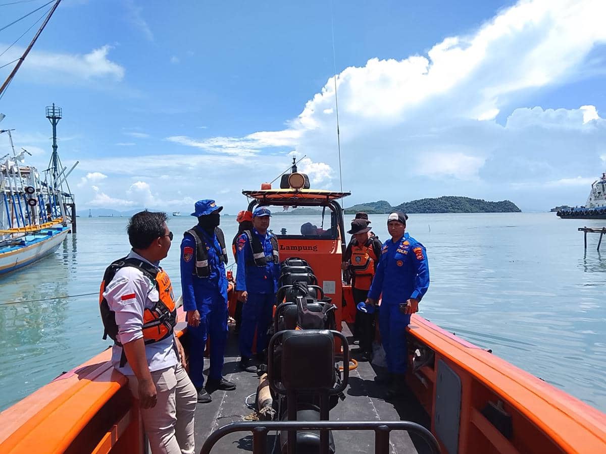 Tim SAR gabungan melakukan operasi pencarian korban Dimas Aditiyawan. 