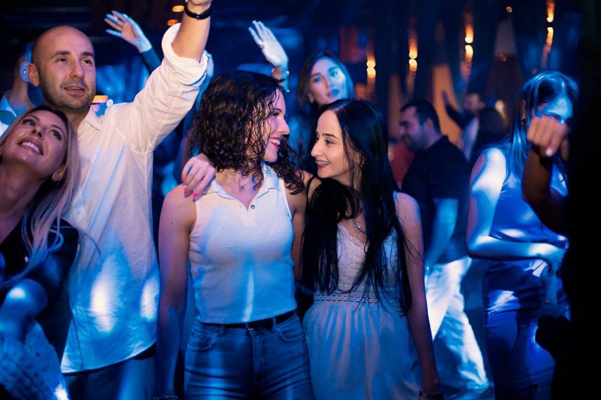 ilustrasi hangout bareng teman