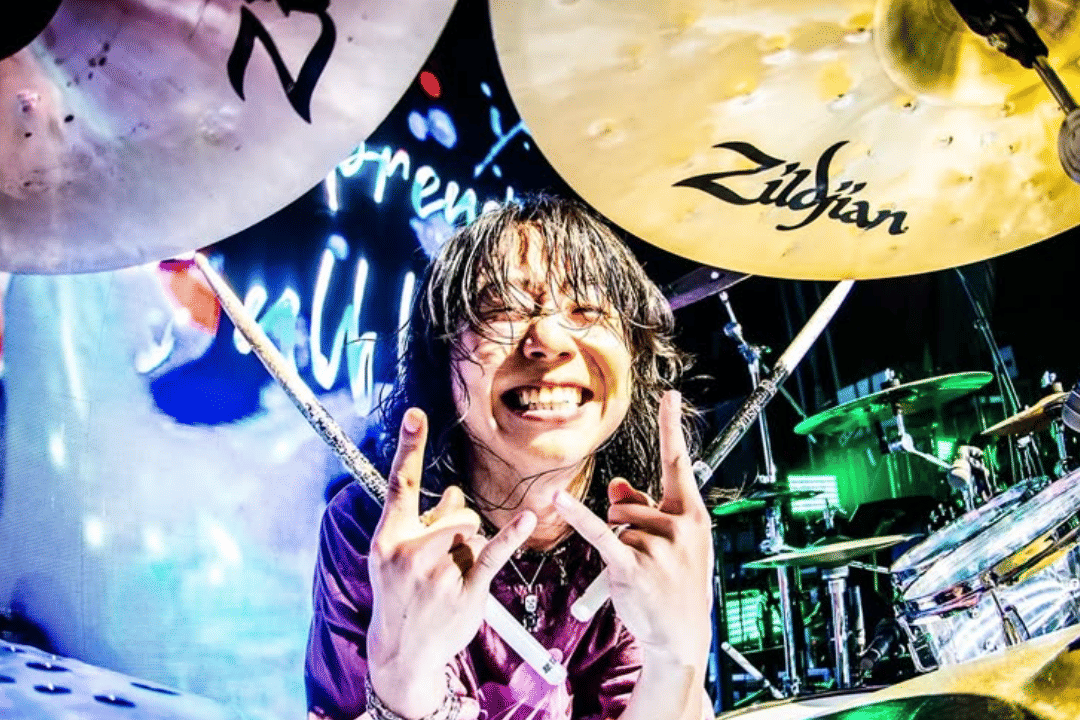 potret Tomoya saat di konser ONE OK ROCK