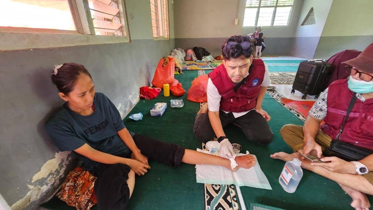 Tim medis spesialis yang dikirimkan Pemerintah Provinsi Sulawesi Selatan melakukan perawatan pada seorang warga terdampak bencana di Sumatra. (Dok. Pemprov Sulsel)