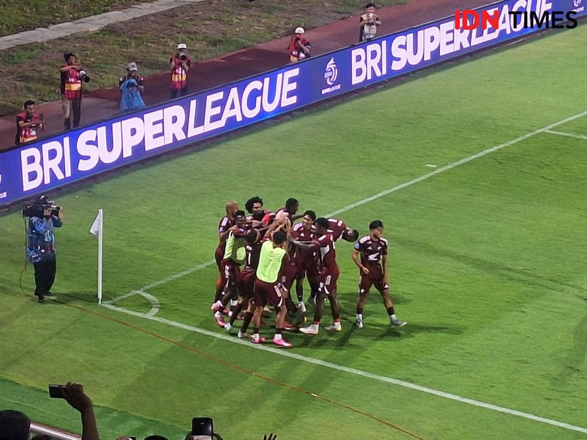 Para pemain PSM Makassar merayakan gol yang dicetak Savio Roberto pada pertandingan melawan Persebaya Surabaya di Stadion Gelora B.J. Habibie Parepare, Sabtu malam (6/12/2025). (IDN Times/Irwan Idris)