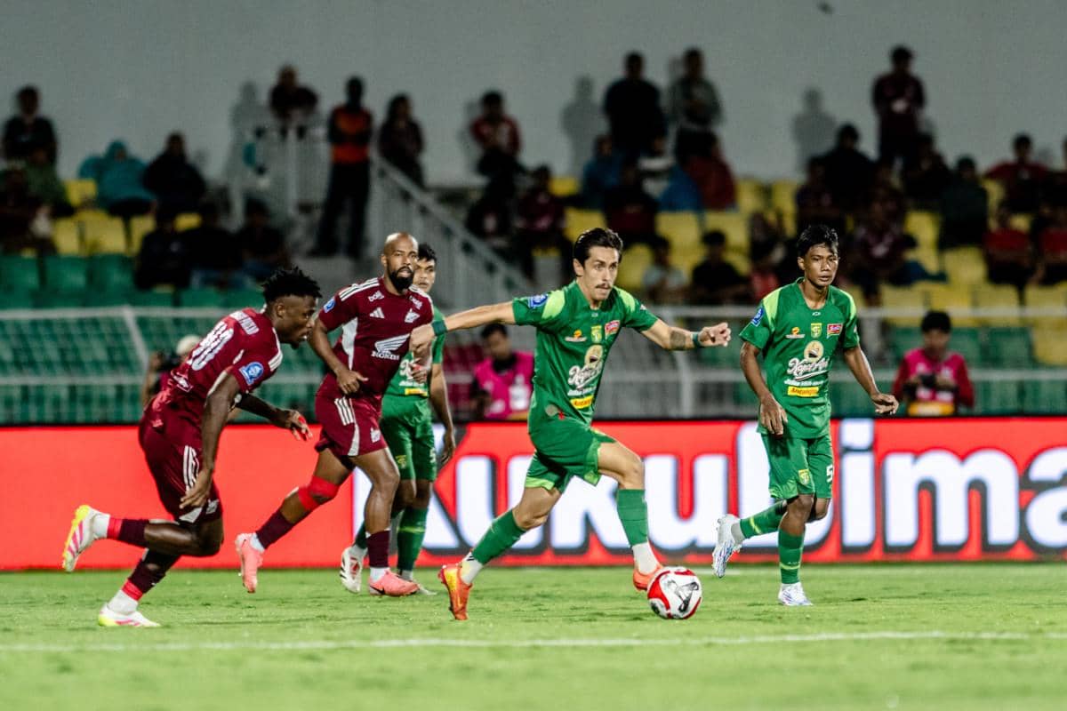 PSM lawan Persebaya di Super League 2025/26.