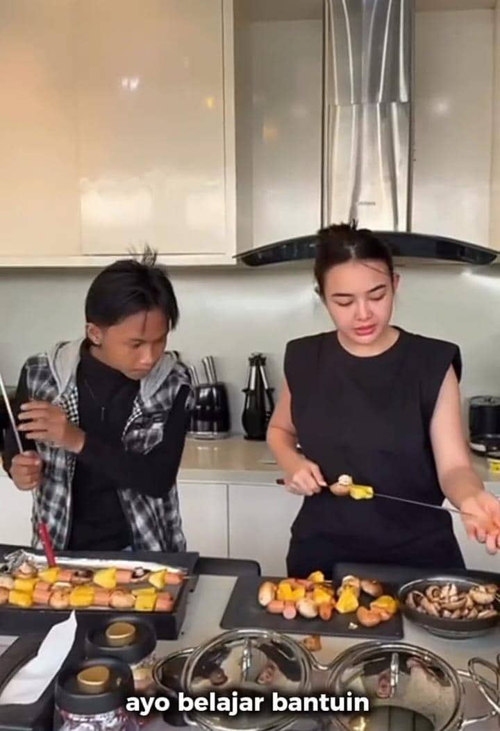 Amanda Manopo dan Fajar memasak