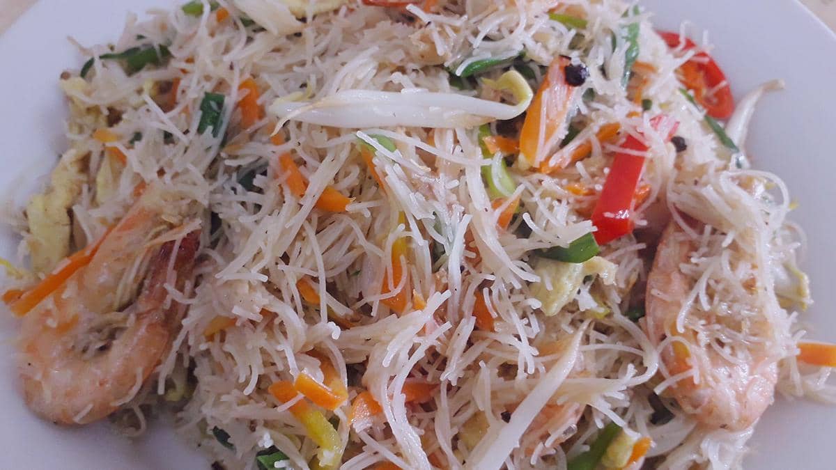 ilustrasi bihun goreng tanpa kecap