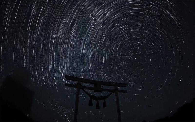 ilustrasi teknik memotret dalam kondisi minim cahaya