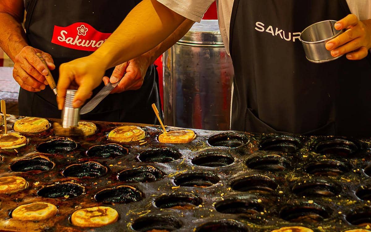 ilustrasi beri minyak pada cetakan