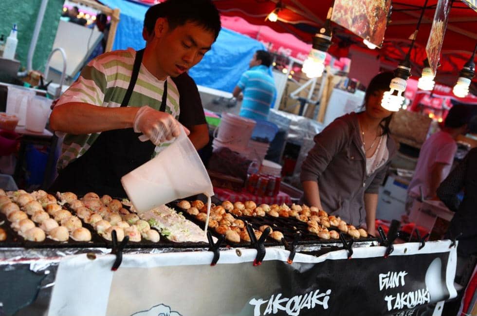 ilustrasi menuang adonan ke cetakan 