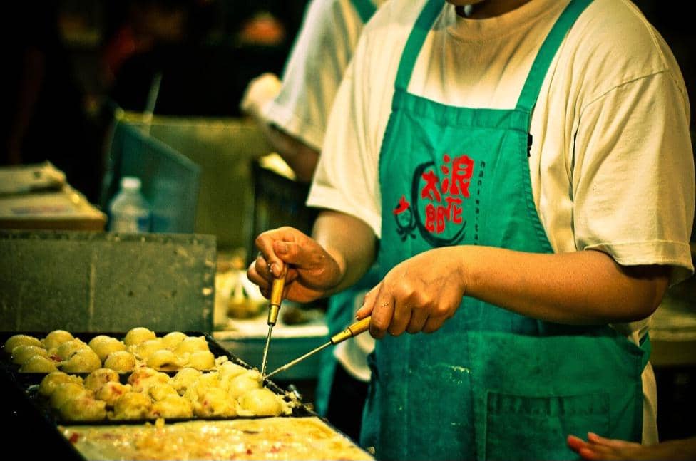 ilustrasi membalik adonan takoyaki