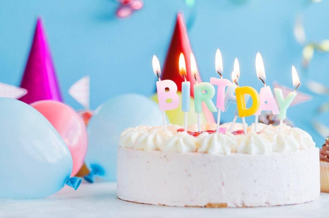 ilustrasi menghias kue