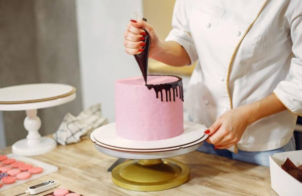 ilustrasi menghias kue