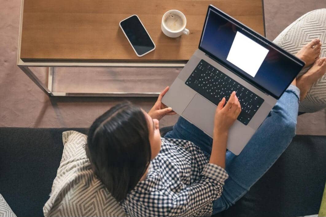 ilustrasi mencari inspirasi dari internet