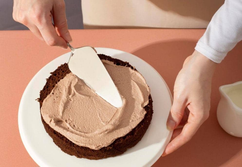ilustrasi meratakan frosting
