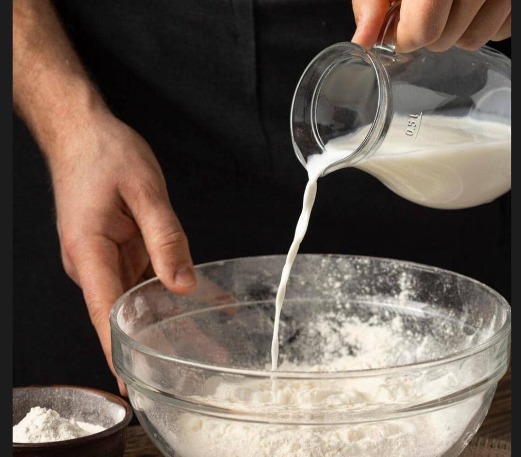 ilustrasi menuang susu (freepik.com/freepik)