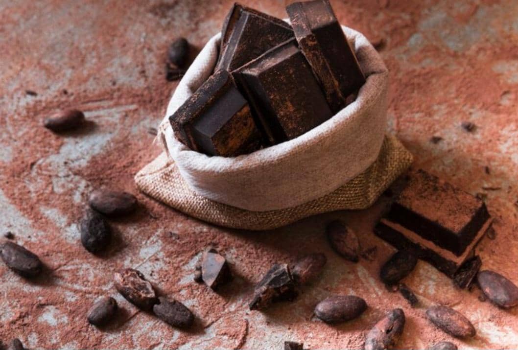 cokelat batangan dan kakao (freepik.com/freepik)