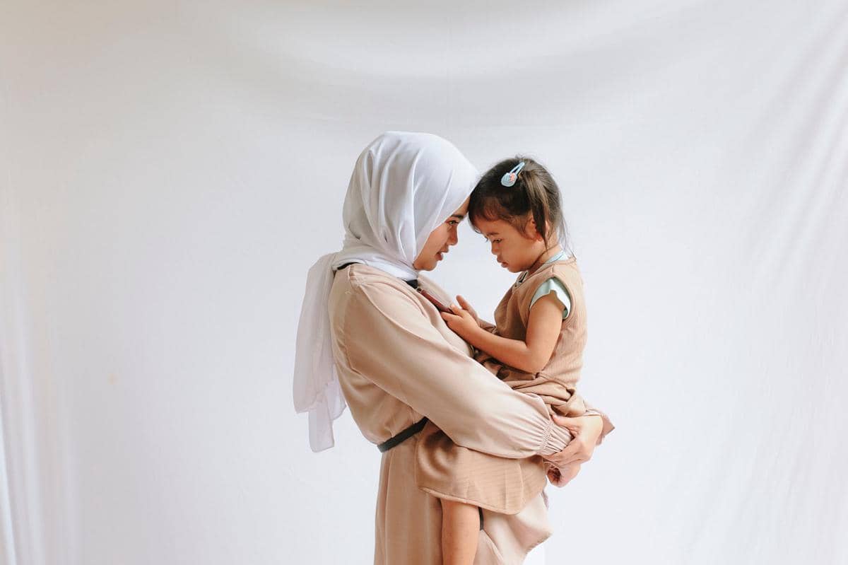 ilustrasi ibu menggendong anaknya