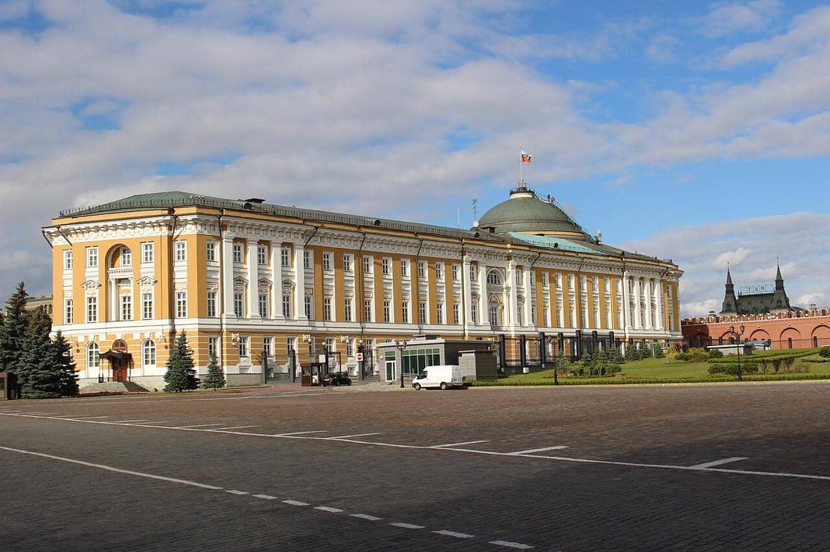 Istana Senat Kremlin, yang terletak di kompleks Kremlin Moskow, Rusia