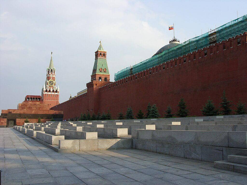 Lapangan Merah di Moskow, Rusia, dengan Menara Spasskaya di sebelah kiri dan Tembok Kremlin di latar belakang