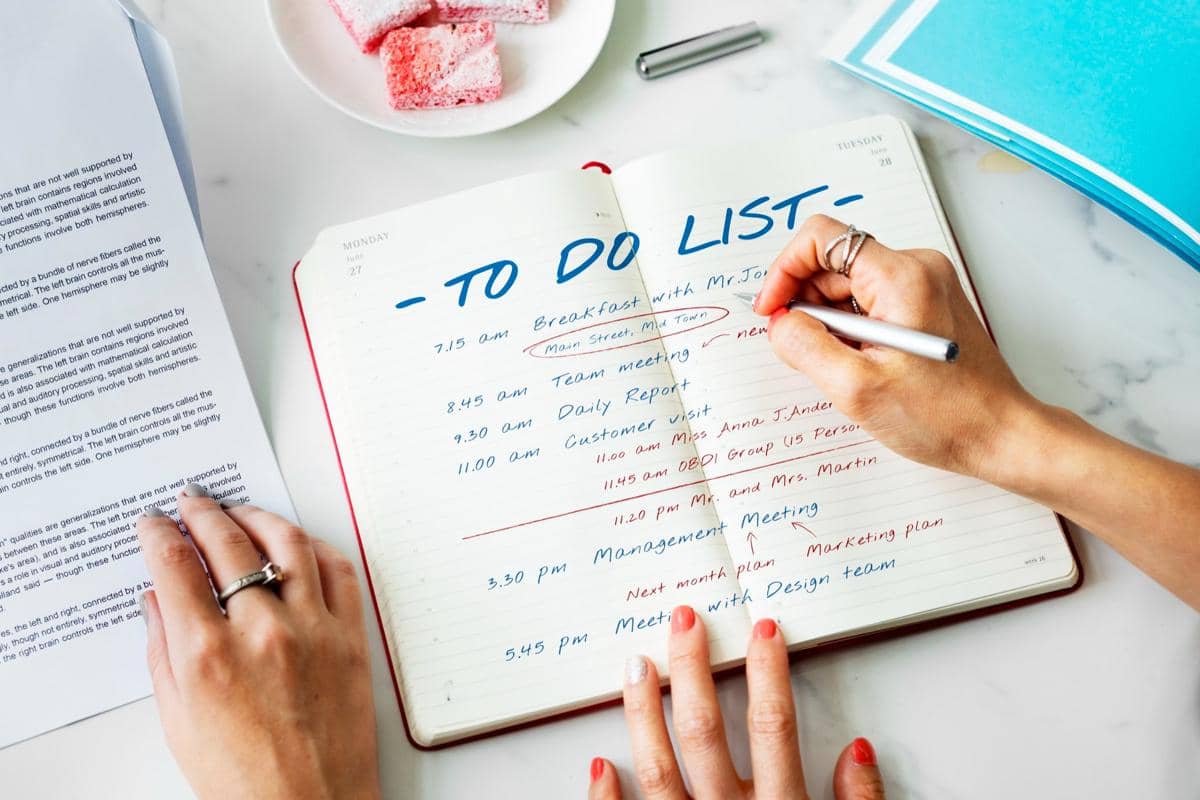 ilustrasi menulis to-do list