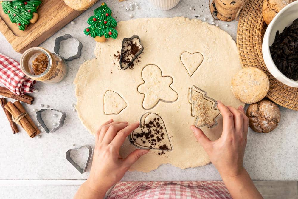 ilustrasi membuat cookies natal
