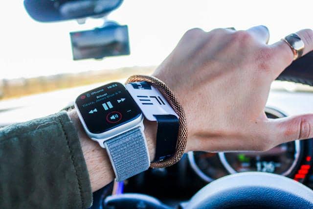 ilustrasi pria memakai smartwatch 