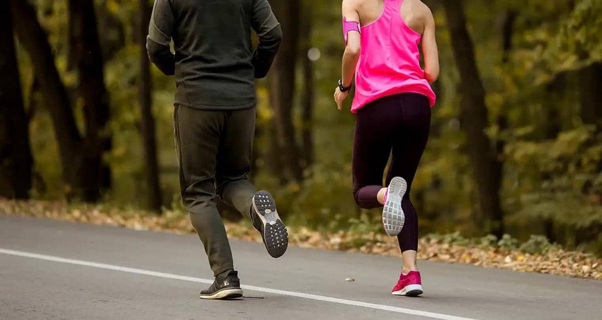 Dua orang sedang berlari di jalan