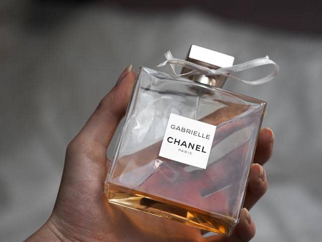 ilustrasi parfum untuk pasangan