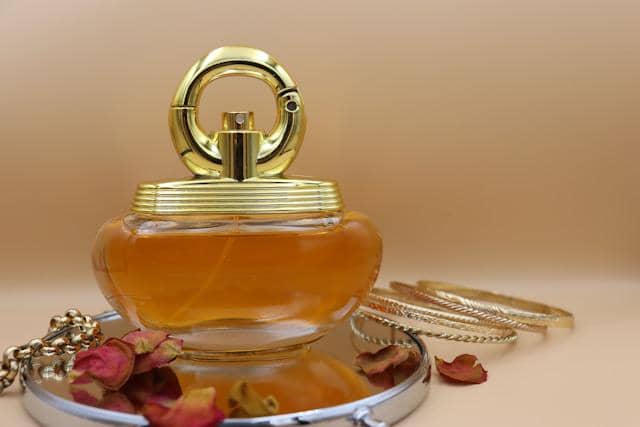 ilustrasi parfum untuk wanita