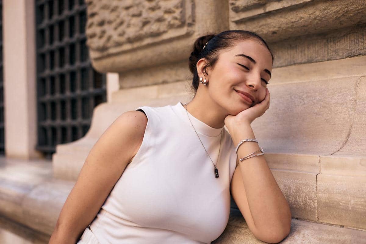 Seorang wanita sedang senyum.