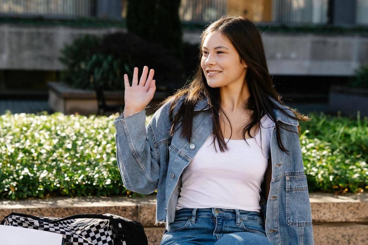 Seorang wanita sedang menyapa temannya.