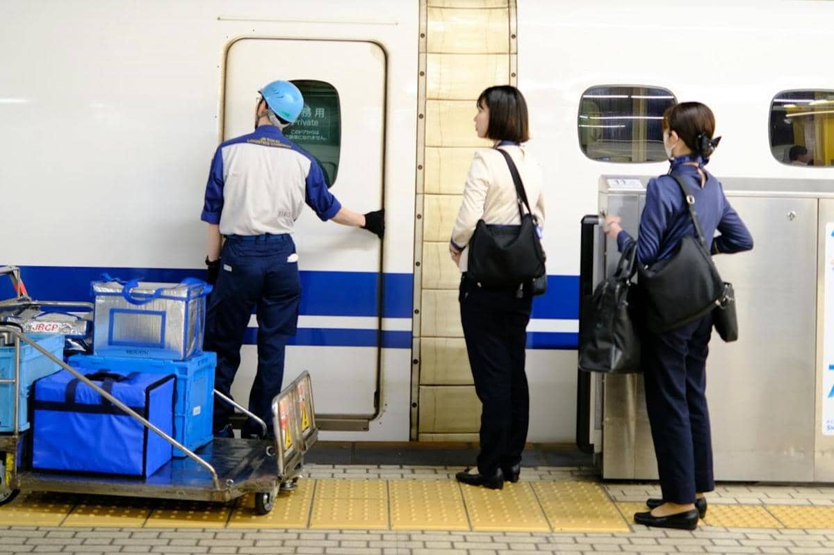 ilustrasi naik shinkansen