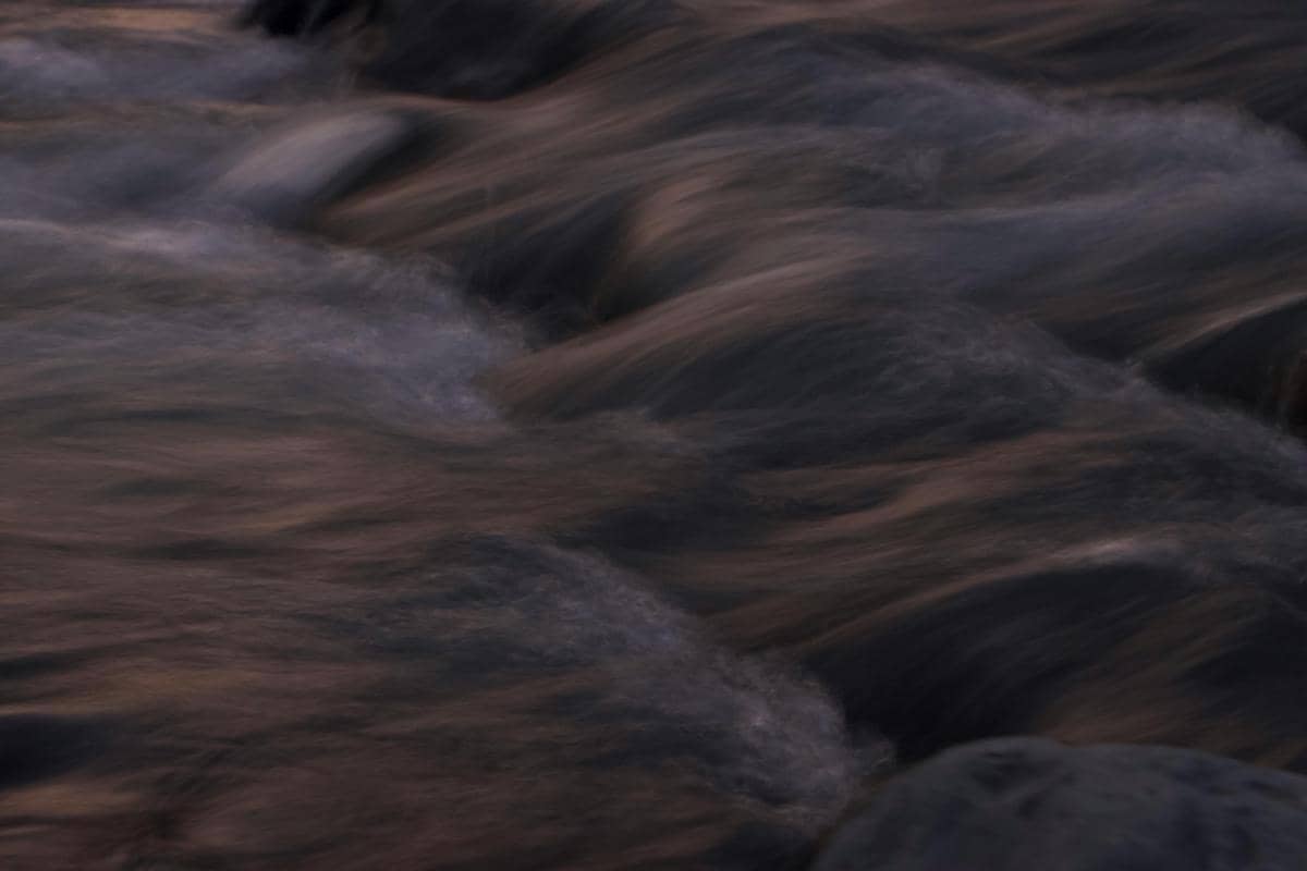 ilustrasi arus sungai dari dekat