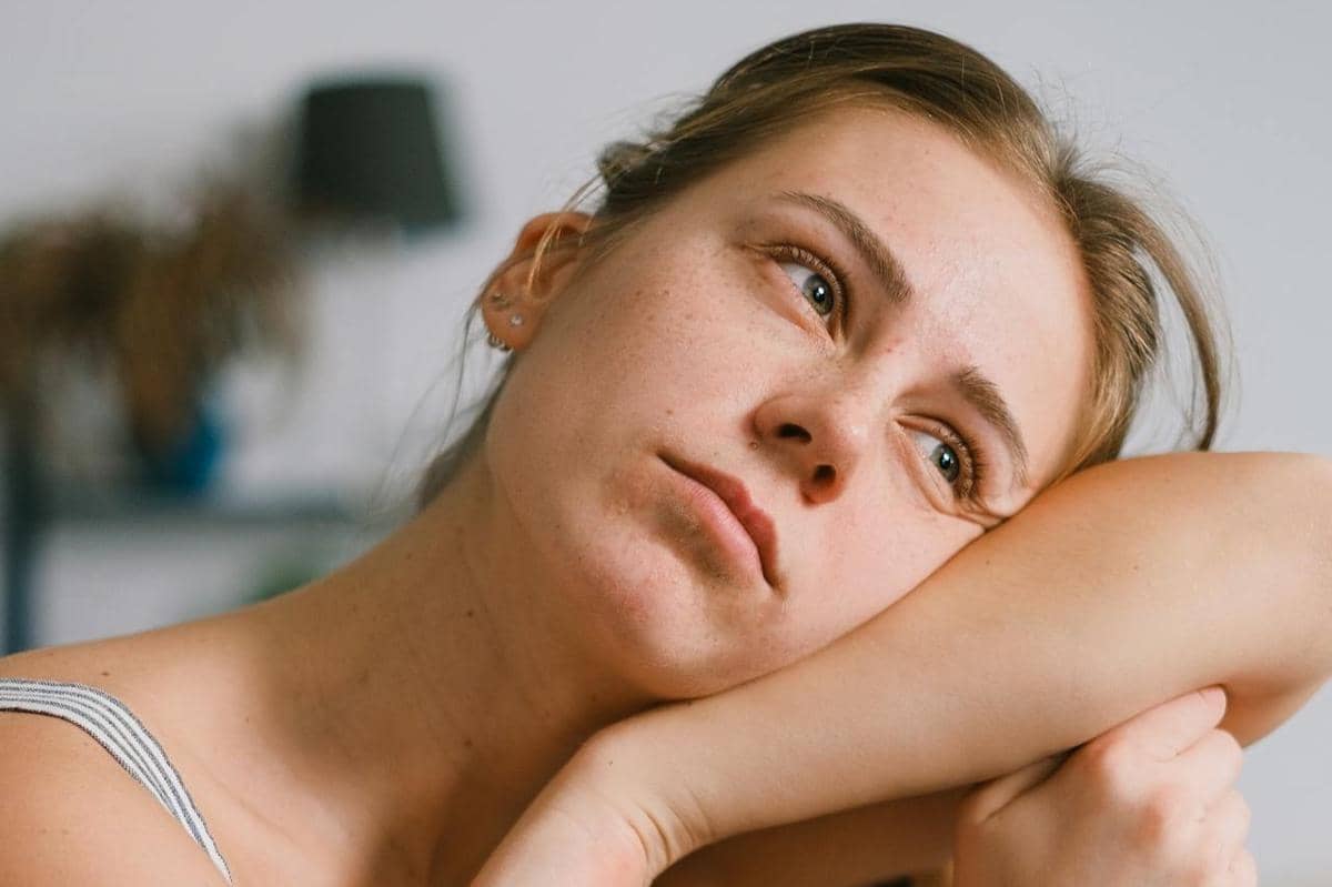 Wanita sedang melihat jendela.